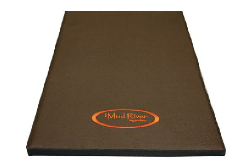 Large Ruffland Kennel with Mud River Insulated Kennel Cover and pad